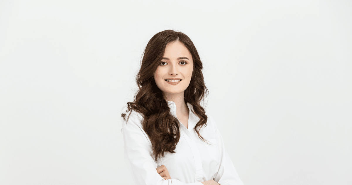 Smiling woman in a white shirt, representing effective customer interaction strategies for websites and online marketing.